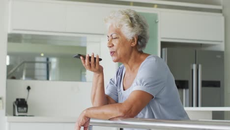 Afroamerikanische-ältere-Frau,-Die-Zu-Hause-Auf-Dem-Smartphone-Spricht