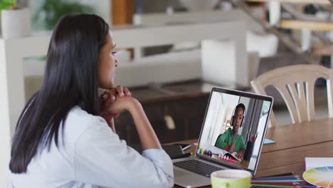 Afroamerikanische-Lehrerin,-Die-Zu-Hause-Einen-Videoanruf-Mit-Einem-Afroamerikanischen-Jungen-Auf-Einem-Laptop-Führt