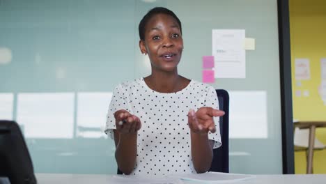 Afroamerikanische-Geschäftsfrau,-Die-Vor-Der-Kamera-Ein-Geschäftsgespräch-Führt
