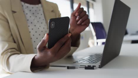 Nahaufnahme-Der-Hände-Einer-Afroamerikanischen-Geschäftsfrau,-Die-Ihr-Smartphone-Benutzt