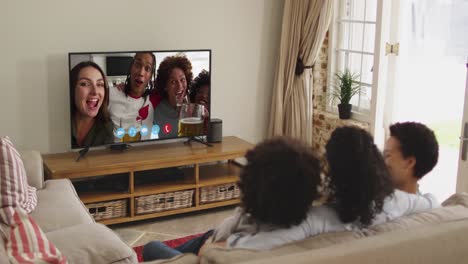Afroamerikanische-Familie-Sitzt-Auf-Dem-Sofa-Und-Macht-Videoanrufe-Mit-Freunden-Auf-Dem-Fernsehbildschirm