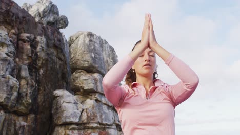Mujer-Caucásica-Practicando-Yoga-Meditación-Al-Aire-Libre-En-Un-Entorno-Rural-De-Montaña