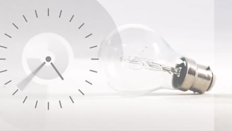Animation-Von-Glühbirne-Und-Uhr,-Die-Sich-Schnell-Auf-Weißem-Hintergrund-Bewegen
