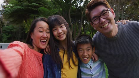 Glückliche-Asiatische-Mutter,-Die-Ein-Selfie-Mit-Glücklichem-Ehemann,-Sohn-Und-Tochter-Im-Garten-Macht
