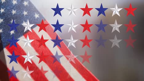 Animation-Von-Weißen,-Blauen-Und-Roten-Sternen-Mit-Amerikanischer-Flagge-Im-Hintergrund