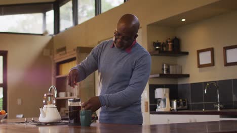 Afroamerikanischer-älterer-Mann-In-Der-Küche,-Der-Kaffee-In-Der-Kanne-Kocht