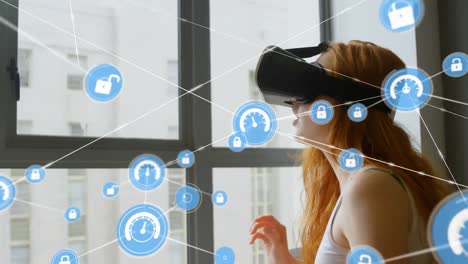 Netzwerk-Digitaler-Symbole-Gegen-Kaukasische-Frau,-Die-Zu-Hause-Ein-VR-Headset-Trägt