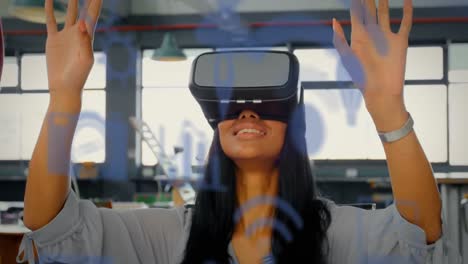 Blaue-Digitale-Symbole-Schweben-Vor-Einer-Geschäftsfrau,-Die-Im-Büro-Ein-VR-Headset-Trägt