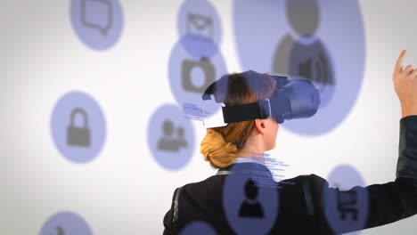 Mehrere-Digitale-Symbole-über-Der-Rückansicht-Einer-Geschäftsfrau-Mit-VR-Headset-Vor-Weißem-Hintergrund