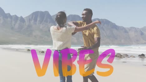Animation-Des-Wortes-„Vibes“-In-Rosa-Und-Orange-über-Einem-Glücklichen-Paar,-Das-Am-Strand-Tanzt