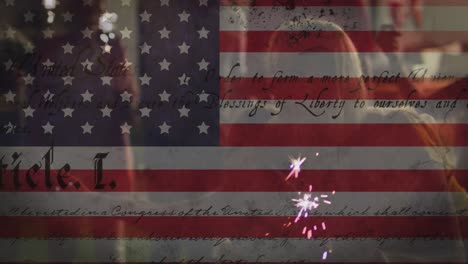 Animation-Der-Amerikanischen-Flagge-über-Einer-Gruppe-Von-Freunden,-Die-Mit-Wunderkerzen-Feiern
