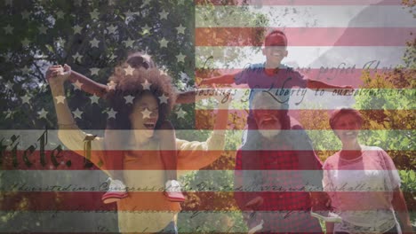 Animation-Der-Amerikanischen-Flagge-über-Einer-Familie,-Die-Im-Garten-Spaziert-Und-Lächelt