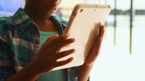 Mehrere-Menschliche-Gesichtsmodellsymbole-Schweben-Gegen-Ein-Digitales-Tablet-Eines-Afroamerikanischen-Mädchens