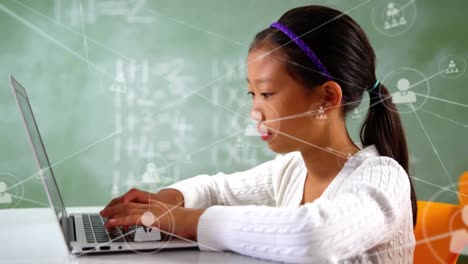 Netzwerk-Von-Profilsymbolen-Gegen-Asiatische-Mädchen,-Die-In-Der-Klasse-In-Der-Schule-Einen-Laptop-Benutzen