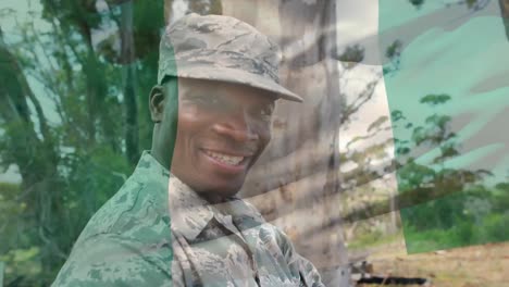Digitale-Komposition-Der-Schwenkenden-Nigeria-Flagge-Vor-Dem-Porträt-Eines-Lächelnden-Soldaten-Im-Trainingslager