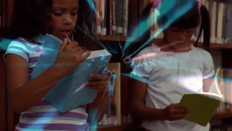 Blaue-Digitale-Wellen-Gegen-Zwei-Afroamerikanische-Mädchen,-Die-In-Der-Bibliothek-Ein-Buch-Lesen