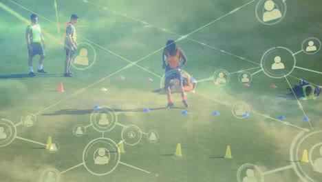 Animation-Des-Netzwerks-Von-Verbindungen-Mit-Personensymbolen-über-Fußballspielern-Beim-Training