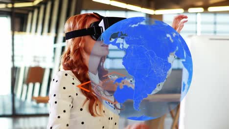 Animation-Des-Globus-Mit-Netzwerk-Von-Verbindungen-über-Einer-Geschäftsfrau,-Die-Ein-VR-Headset-Trägt