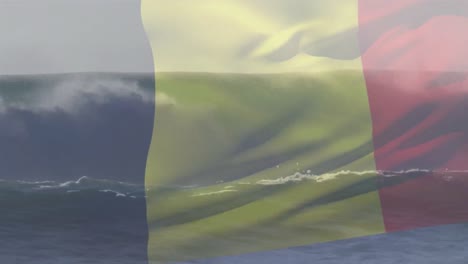 Animation-Der-Belgischen-Flagge,-Die-über-Einem-Sonnigen-Strand-Weht-Und-Wellen-Im-Meer-Brechen