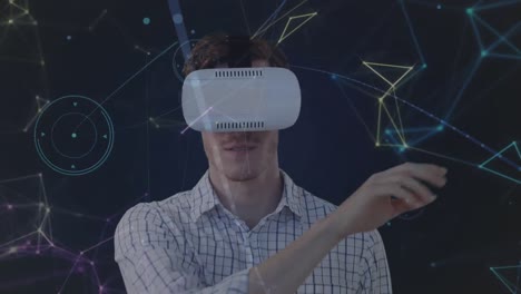 Animation-Eines-Netzwerks-Von-Verbindungen-über-Einem-Geschäftsmann,-Der-Ein-VR-Headset-Trägt