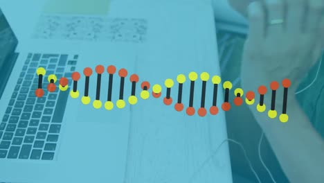 Animation-Eines-DNA-Strangs,-Der-Sich-über-Einem-Laptop-Dreht