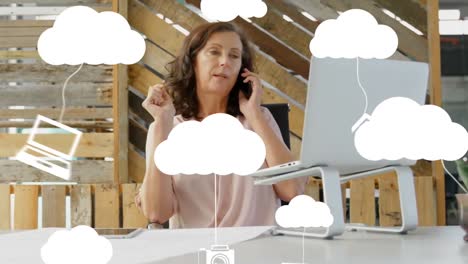Animation-Von-Wolken-Und-Digitalen-Symbolen-über-Einer-Geschäftsfrau,-Die-Ihr-Smartphone-Nutzt
