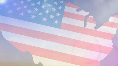 Animation-Der-Amerikanischen-Flagge-Und-Karte-über-Dem-Himmel