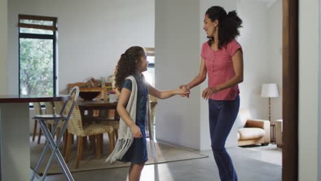 Glückliche-Gemischtrassige-Mutter-Und-Tochter-Tanzen-Im-Wohnzimmer