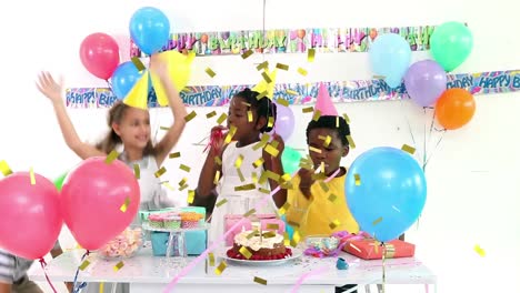 Animation-Von-Goldenem-Konfetti-über-Verschiedenen-Glücklichen-Kindern-Auf-Einer-Party,-Die-Mit-Luftschlangen-Und-Luftballons-Spielen