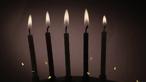 Goldenes-Konfetti-Fällt-über-Die-Silhouette-Mehrerer-Brennender-Kerzen-Vor-Grauem-Hintergrund