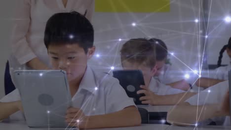 Animation-Eines-Netzwerks-Von-Verbindungen-über-Schulkinder,-Die-Tablets-Verwenden