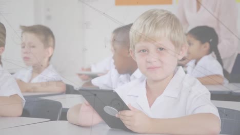 Animation-Eines-Netzwerks-Von-Verbindungen-über-Schulkinder,-Die-Tablets-Verwenden