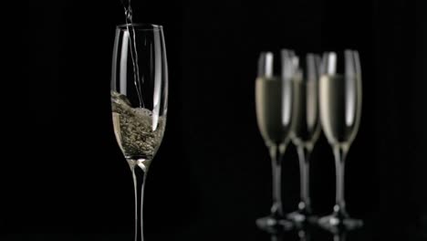 Animation-Einer-Brennenden-Schicht-über-Champagnergläsern-Auf-Schwarzem-Hintergrund