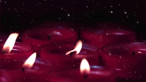 Animation-Von-Weißen-Partikeln,-Die-über-Brennende-Rote-Kerzen-Fallen