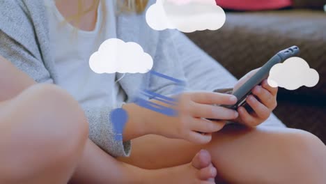 Animation-Von-Wolken-Und-Digitalen-Symbolen-über-Einem-Kind,-Das-Sein-Smartphone-Nutzt