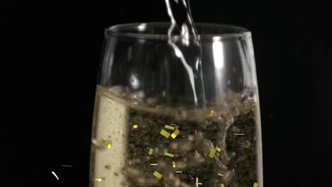 Animation-Von-Goldenem-Konfetti,-Das-über-Ein-Glas-Champagner-Auf-Schwarzem-Hintergrund-Fällt