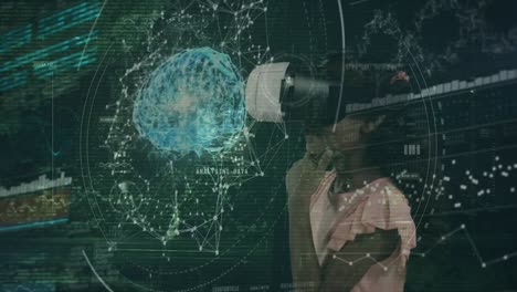 Animation-Der-Datenverarbeitung-Und-Des-Menschlichen-Gehirns-über-Einer-Frau,-Die-Ein-VR-Headset-Trägt