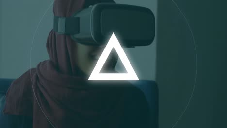 Animation-Von-Kreisen-Und-Dreiecken,-Die-über-Einer-Frau-Mit-VR-Headset-Pulsieren
