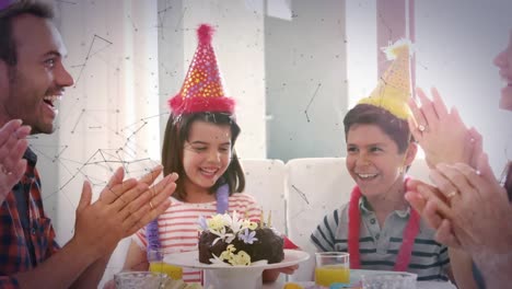 Animation-Von-Netzwerken-über-Die-Familie,-Die-Spaß-Auf-Der-Geburtstagsfeier-Hat