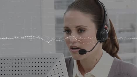 Animation-Der-Datenverarbeitung-über-Einer-Geschäftsfrau,-Die-Ein-Telefon-Headset-Verwendet