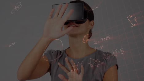 Animation-Mathematischer-Formeln-über-Einer-Frau-Mit-VR-Headset
