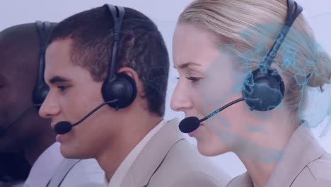 Animation-Eines-Globus-Mit-Netzwerk-Von-Verbindungen-über-Geschäftsleute,-Die-Telefon-Headsets-Verwenden