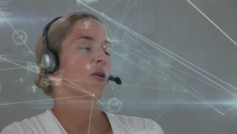 Animation-Eines-Netzwerks-Von-Verbindungen-über-Eine-Geschäftsfrau,-Die-Ein-Telefon-Headset-Verwendet