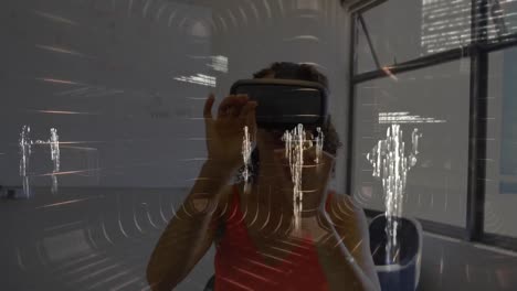 Animation-Der-Datenverarbeitung-über-Einer-Frau,-Die-Ein-VR-Headset-Trägt