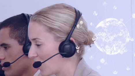Animation-Eines-Globus-Mit-Netzwerk-Von-Verbindungen-über-Geschäftsleute,-Die-Telefon-Headsets-Verwenden
