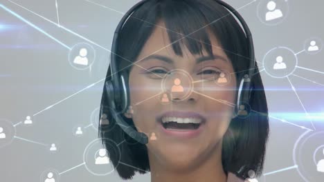 Animation-Eines-Netzwerks-Von-Verbindungen-über-Eine-Geschäftsfrau,-Die-Ein-Telefon-Headset-Verwendet