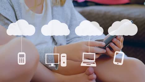 Animation-Von-Wolken-Und-Mediensymbolen-über-Einem-Mädchen,-Das-Sein-Smartphone-Nutzt