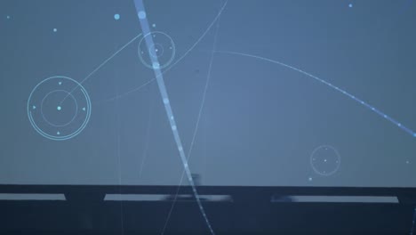 Animation-Des-Verbindungsnetzes-Mit-Autos-Auf-Der-Straße-Auf-Blauem-Hintergrund