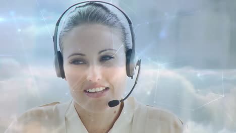Animation-Eines-Netzwerks-Von-Verbindungen-über-Eine-Geschäftsfrau,-Die-Telefon-Headsets-Am-Blauen-Himmel-Verwendet