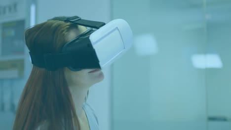 Animation-Von-Warntexten-über-Einer-Frau,-Die-Ein-VR-Headset-Trägt